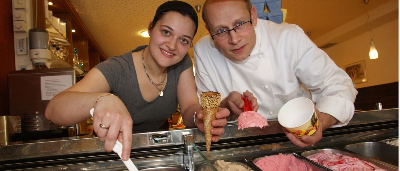 Bild enthält, Ice Cream, Icing, Adult, Male, Man, Person, Female, Woman, Restaurant, Meal