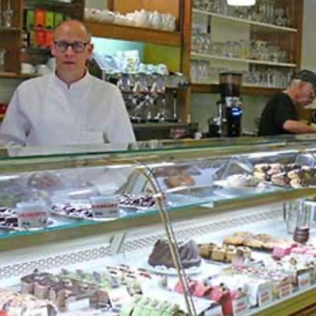 Bild enthält, Shop, Adult, Female, Person, Woman, Male, Man, Deli, Butcher Shop, Face