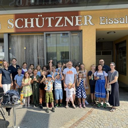 Bild enthält, People, Person, Pants, Shelter, Skirt, Shorts, Portrait, City, Urban, Dress