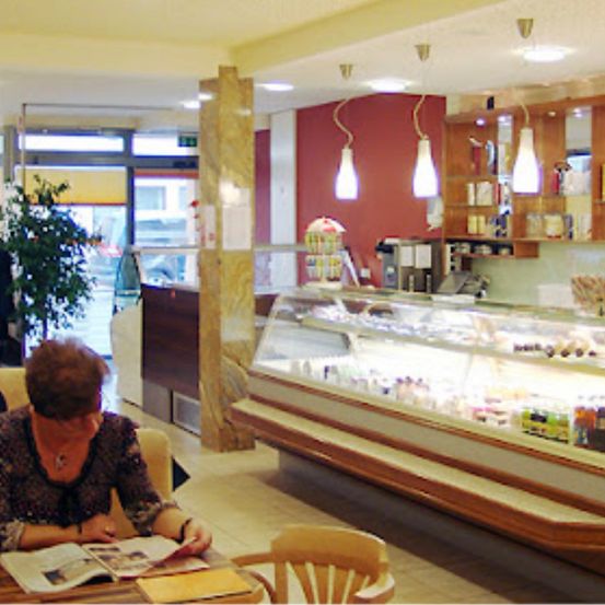 Bild enthält, Restaurant, Cafeteria, Adult, Female, Person, Woman, Cafe, Boy, Child, Male