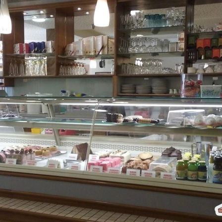 Bild enthält, Shop, Architecture, Building, Person, Deli, Butcher Shop, Indoors, Face, Head