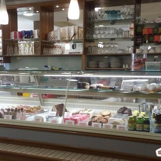 Bild enthält, Shop, Architecture, Building, Person, Deli, Butcher Shop, Indoors, Face, Head