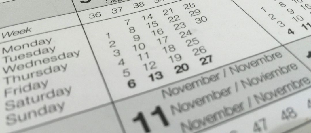 Eine Nahaufnahme eines Kalenders, der Daten von September bis November anzeigt. Die Daten sind sowohl in Englisch als auch in Französisch geschrieben. Der Kalender zeigt Wochentage wie Montag, Dienstag, Mittwoch usw.