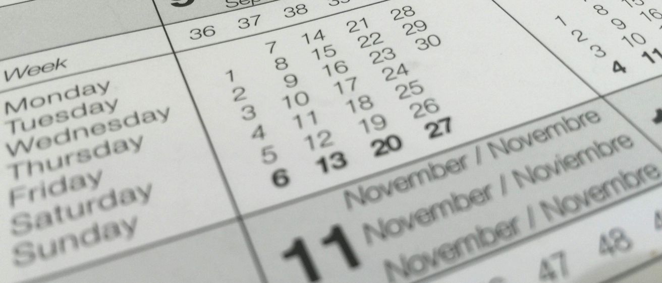 Eine Nahaufnahme eines Kalenders, der Daten von September bis November anzeigt. Die Daten sind sowohl in Englisch als auch in Französisch geschrieben. Der Kalender zeigt Wochentage wie Montag, Dienstag, Mittwoch usw.