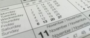 Eine Nahaufnahme eines Kalenders, der Daten von September bis November anzeigt. Die Daten sind sowohl in Englisch als auch in Französisch geschrieben. Der Kalender zeigt Wochentage wie Montag, Dienstag, Mittwoch usw.