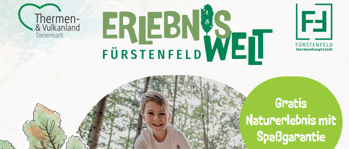 Ein Poster mit einem Cartoon-Baumcharakter und spielenden Kindern. Es steht 'Motorpark', 'Erlebniswelt-Runde' und 'Sagenpfad'. QR-Code rechts. Grüner Kreis mit dem Text 'Gratis Naturerlebnis mit Spaßgarantie'.