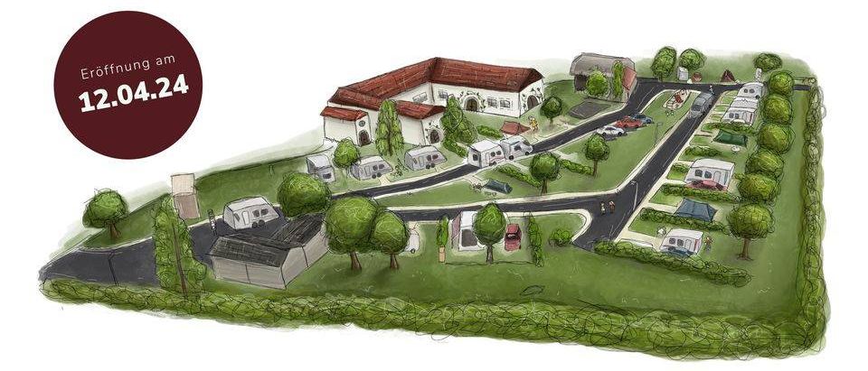 Illustration eines Campingplatzes mit verschiedenen Wohnwagen, Zelten und Gebäuden. Eine Straße mit Autos und Menschen beim Spazieren. Eröffnungsdatum ist der 2. April 2024.