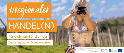 Eine Frau in traditioneller Kleidung hält ein Weinglas in einem Weinberg. Das Bild hat den Text 'Regionaler Handel (N)'. Darunter steht der Satz 'Für dich nah, für dich da'. Es wird für regionale Direktmärkte geworben.