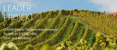 Ein Weinberg auf einem Hügel unter blauem Himmel mit weißen Wolken. Ein Haus mit rotem Dach ist sichtbar. Der Text lautet LEADER-Projekt und ressourcenschonende Techniken im Obst-, Gemüse- und Weinbau.