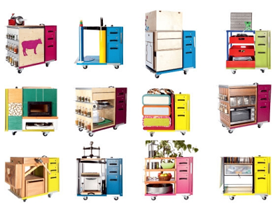Eine Sammlung von bunten, multifunktionalen mobilen Wagen und Schränken mit verschiedenen Fächern und Regalen, einige mit Geräten und Aufbewahrungsboxen ausgestattet.