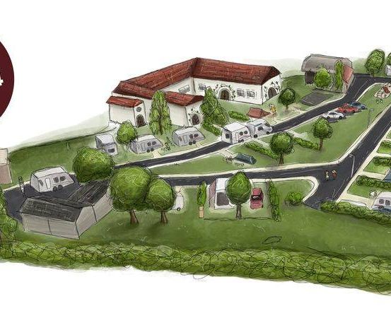 Eine Vogelperspektive eines Campingplatzes mit mehreren geparkten Wohnwagen, einer Straße, Bäumen und Gebäuden. Das Eröffnungsdatum ist der 2. April 2024.