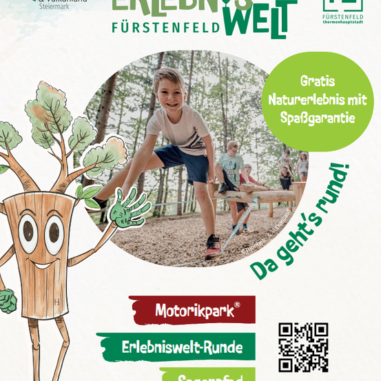 Werbeplakat für eine Kinderaktivität in Thermen & Vulkanland, Steiermark. Es zeigt einen Jungen, der einen Baum erklimmt, mit einer grünen Baumfigur in der Nähe. Das Plakat enthält einen QR-Code und erwähnt kostenlose Naturerlebnisse mit Spa-Garantie.