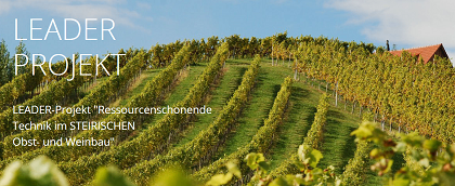 Ein Weinberg am Hang mit einem Haus im Hintergrund. Das Bild zeigt oben die Worte 'LEADER PROJEKT'. Das LEADER-Projekt konzentriert sich auf ressourcenschonende Technologie im Obst- und Weinbau.