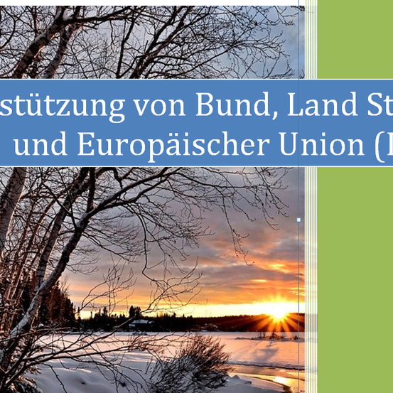 Eine Winterlandschaft mit kahlen Bäumen und einer untergehenden Sonne über einem verschneiten Feld. Der blaue Textüberlagerung lautet 'Unterstützung von Bund, Land und Europäischer Union (EU)'.