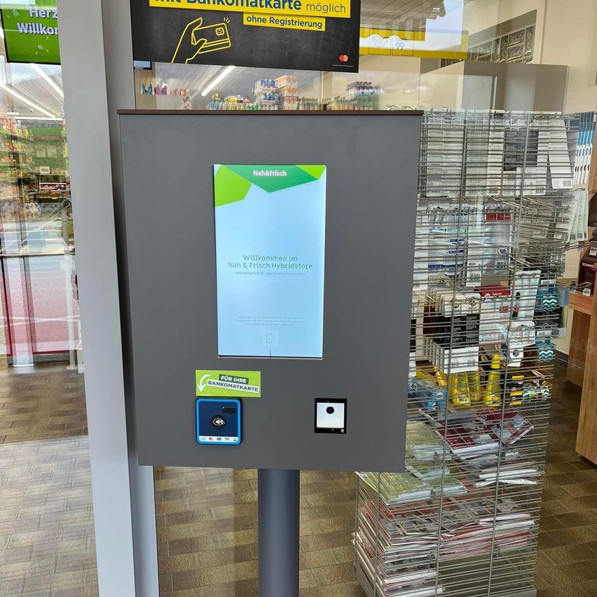 Bild enthält, Advertisement, Electrical Device, Switch, Kiosk, Person, Furniture