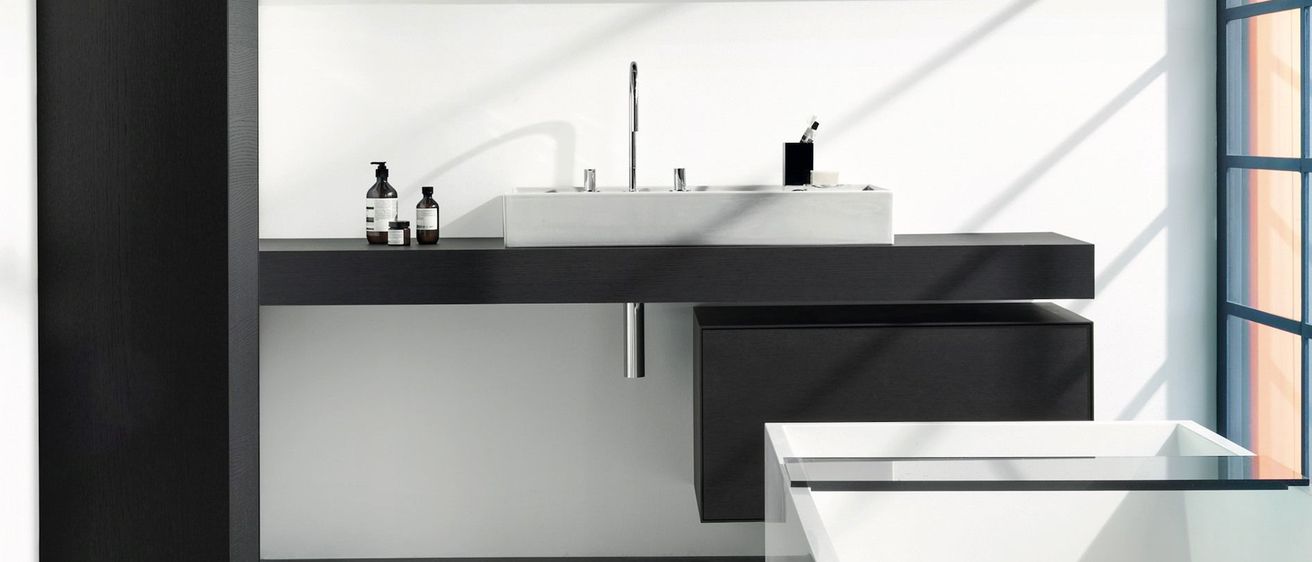 Bild enthält, Sink, Sink Faucet, Architecture, Building, Indoors, Interior Design, Bathing
