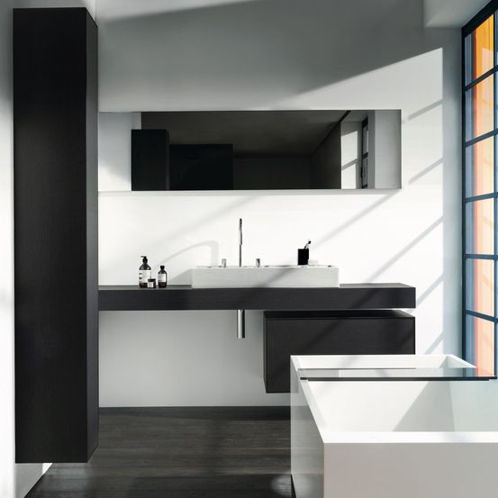 Bild enthält, Sink, Sink Faucet, Architecture, Building, Indoors, Interior Design, Bathing