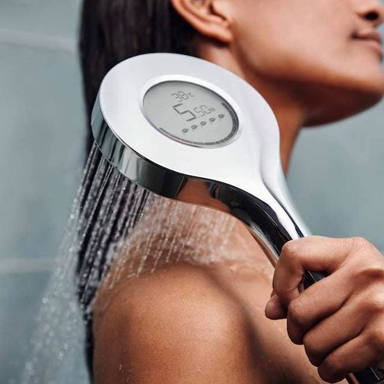 Bild enthält, Indoors, Adult, Female, Person, Woman, Bathroom, Room, Shower