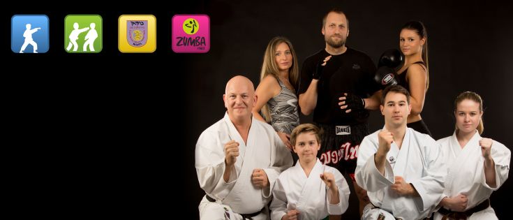 Eine Gruppe von Menschen in Karate-Uniformen posiert für ein Foto mit schwarzem Hintergrund und verschiedenen Symbolen im Hintergrund.