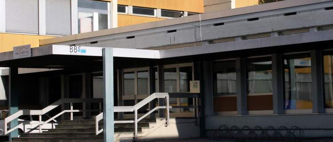 Bild enthält, Handrail, Terminal, Office Building, Train, Train Station, School