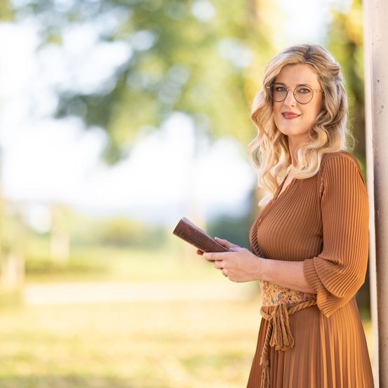 Bild enthält, Blonde, Person, Adult, Female, Woman, Face, Head, Smile, Sitting, Glasses