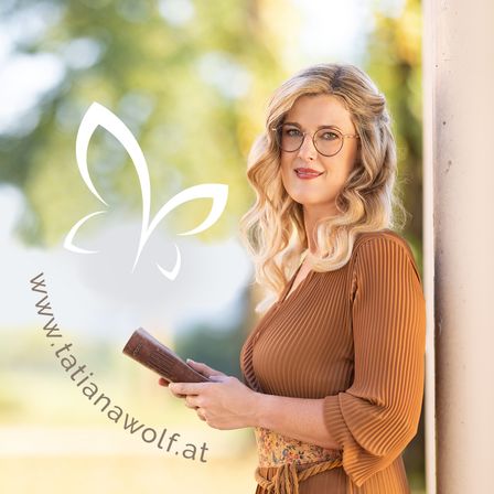 Bild enthält, Photography, Blonde, Person, Face, Portrait, Adult, Female, Woman, Reading, Glasses