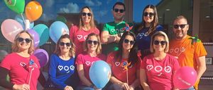 Bild enthält, People, Person, Balloon, Groupshot, Adult, Female, Woman, Male, Man, Shorts