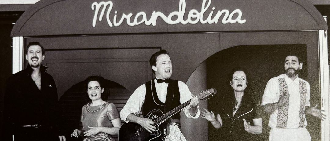 Bild enthält, Advertisement, Poster, Adult, Male, Man, Person, Bride, Female, Woman, Guitar