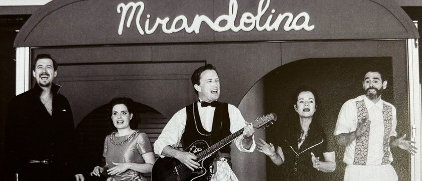 Bild enthält, Advertisement, Poster, Adult, Male, Man, Person, Bride, Female, Woman, Guitar