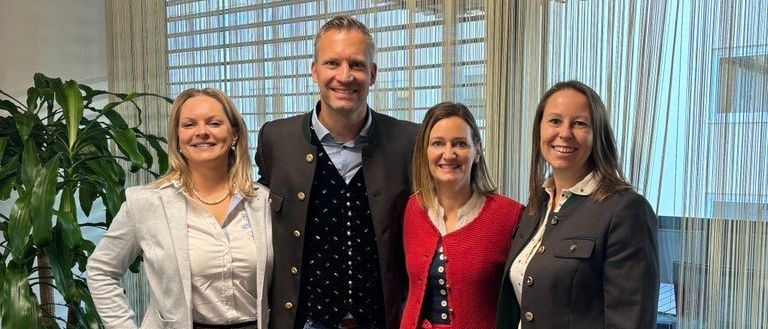 Bild enthält, Blazer, Coat, Jacket, Pants, Skirt, Blouse, People, Person, Jeans, Woman