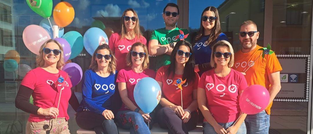 Bild enthält, People, Person, Balloon, Groupshot, Adult, Female, Woman, Male, Man, Shorts