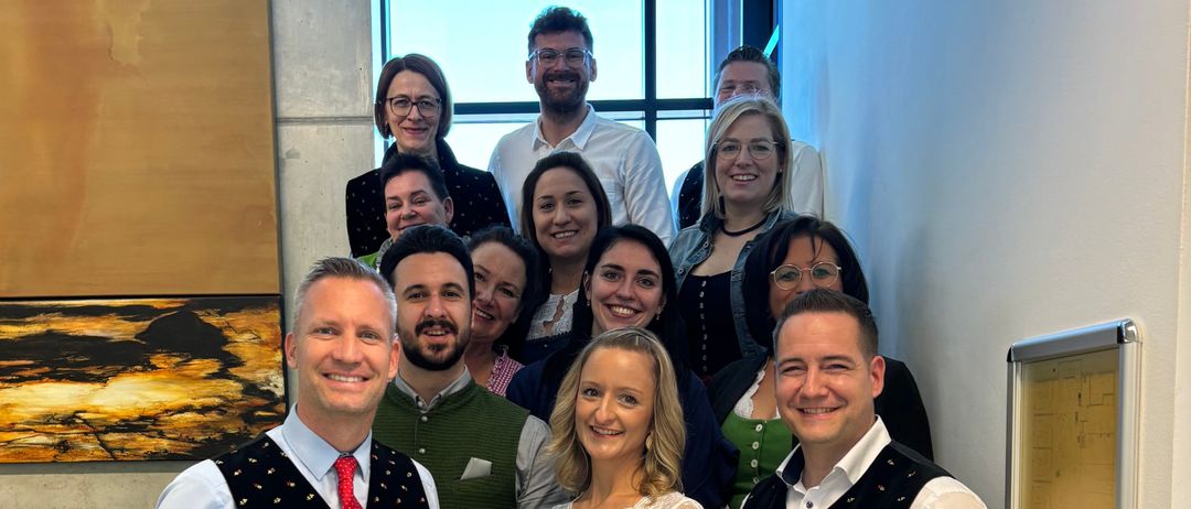 Bild enthält, Pants, Blouse, Jeans, Person, Photography, Portrait, People, Shoe, Adult, Woman