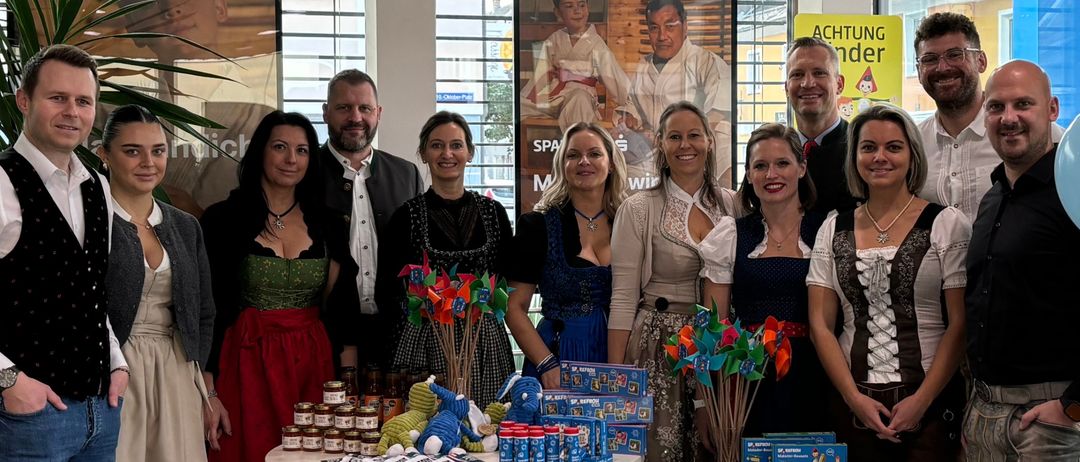 Bild enthält, People, Person, Fun, Party, Adult, Male, Man, Jeans, Birthday Party, Balloon