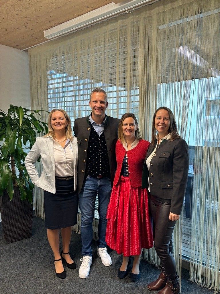 Bild enthält, Blazer, Coat, Jacket, Pants, Skirt, Blouse, People, Person, Jeans, Woman