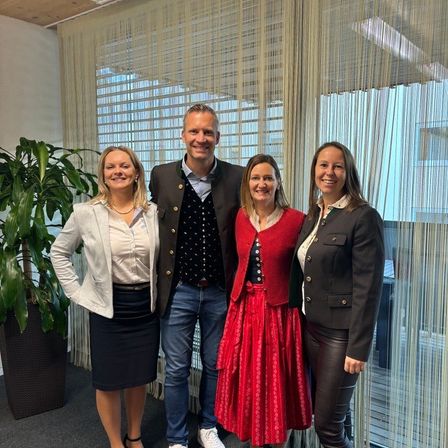 Bild enthält, Blazer, Coat, Jacket, Pants, Skirt, Blouse, People, Person, Jeans, Woman