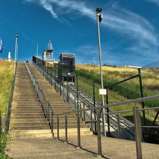 Bild enthält, Path, Nature, Outdoors, Scenery, Handrail, House, Housing, Staircase, Field, Terminal
