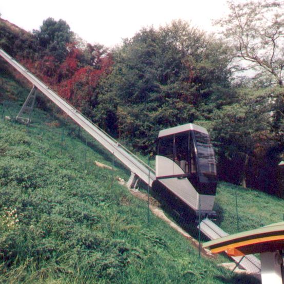 Bild enthält, Slope, Bus Stop, Outdoors, Grass, Plant, Vegetation, Train, Vehicle, Car, Nature
