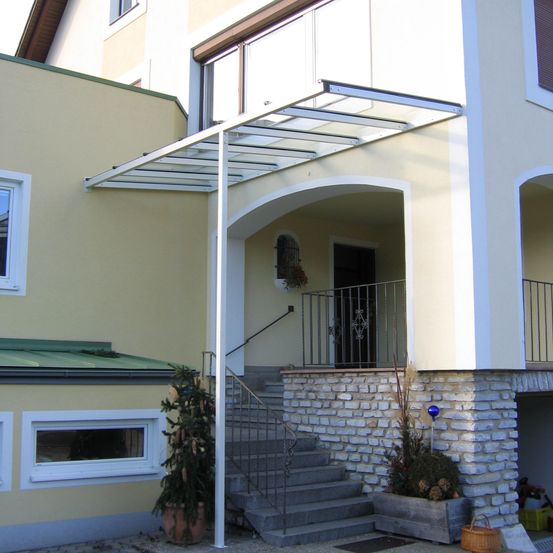 Bild enthält, Architecture, Building, Housing, House, Staircase, Awning, Canopy, Plant, Patio