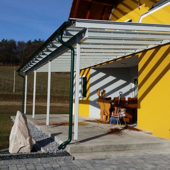 Bild enthält, Building, House, Housing, Porch, Patio, Pergola, Chair, Furniture, Shelter, Walkway