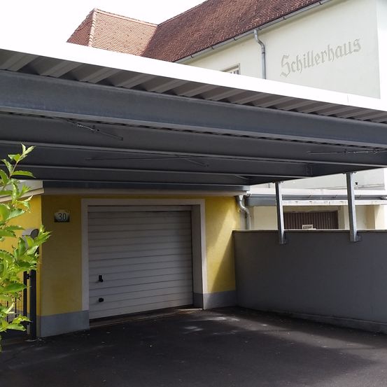 Bild enthält, Awning, Canopy, Architecture, Building, Garage, Indoors, Housing