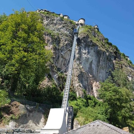 Bild enthält, Outdoors, Person, Architecture, Building, Nature, Rock