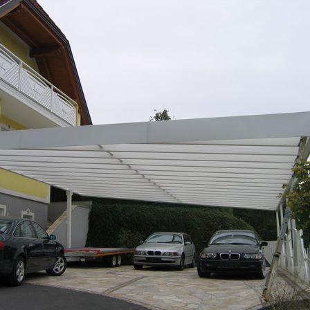Bild enthält, House, Housing, Porch, Spoke, Car, Alloy Wheel, Wheel, License Plate, Patio, Pergola