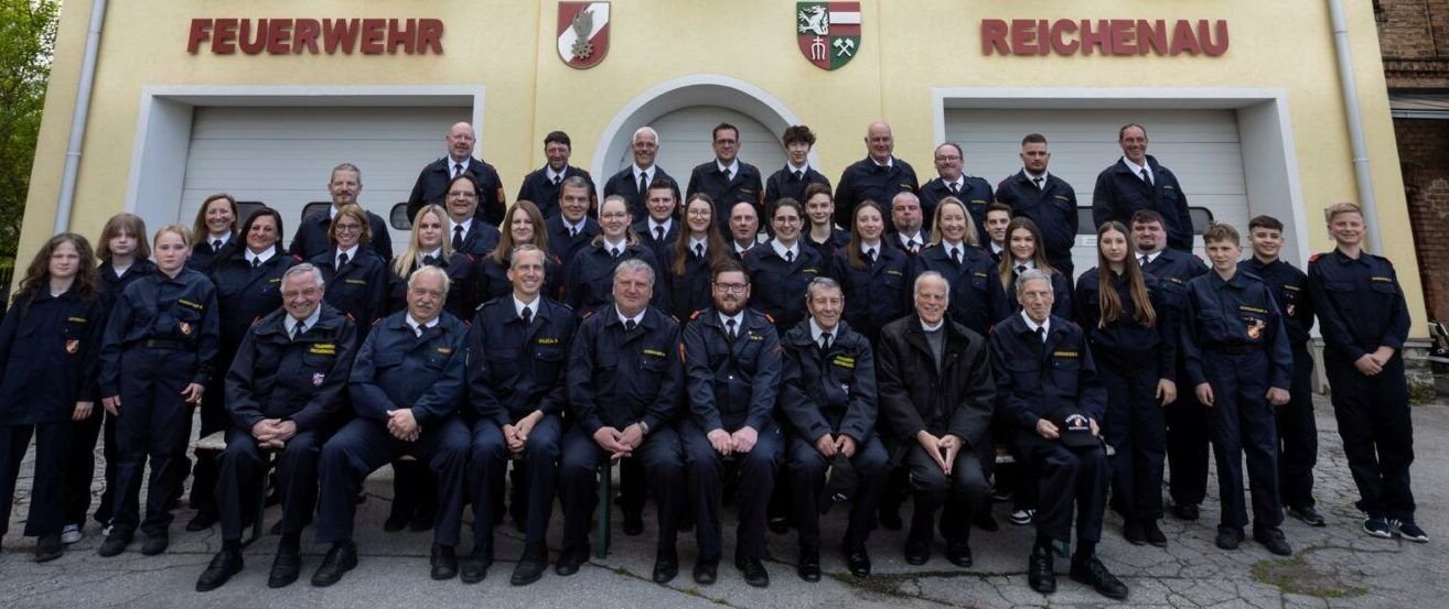 Bild enthält, Coat, Person, Adult, Male, Man, Groupshot, People, Officer, Police Officer, Suit