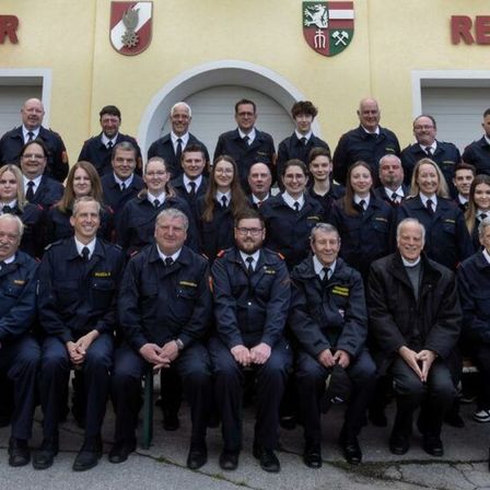 Bild enthält, Coat, Person, Adult, Male, Man, Groupshot, People, Officer, Police Officer, Suit