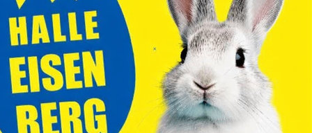 Ein Poster zeigt ein Kaninchen und den Text 'Halle Eisen Berg' mit dem Datum '5. April 2026'. Das Poster ist gelb und blau. Das Kaninchen schaut nach links. Oben links befindet sich ein Logo. Die Zeit 'Beginn: 21:00 Uhr' steht links unten.