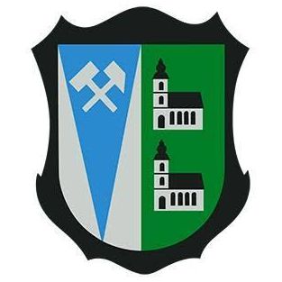 Ein Wappenschild mit zwei Hämmern und drei Häusern, eines auf jeder Seite eines blauen Streifens.