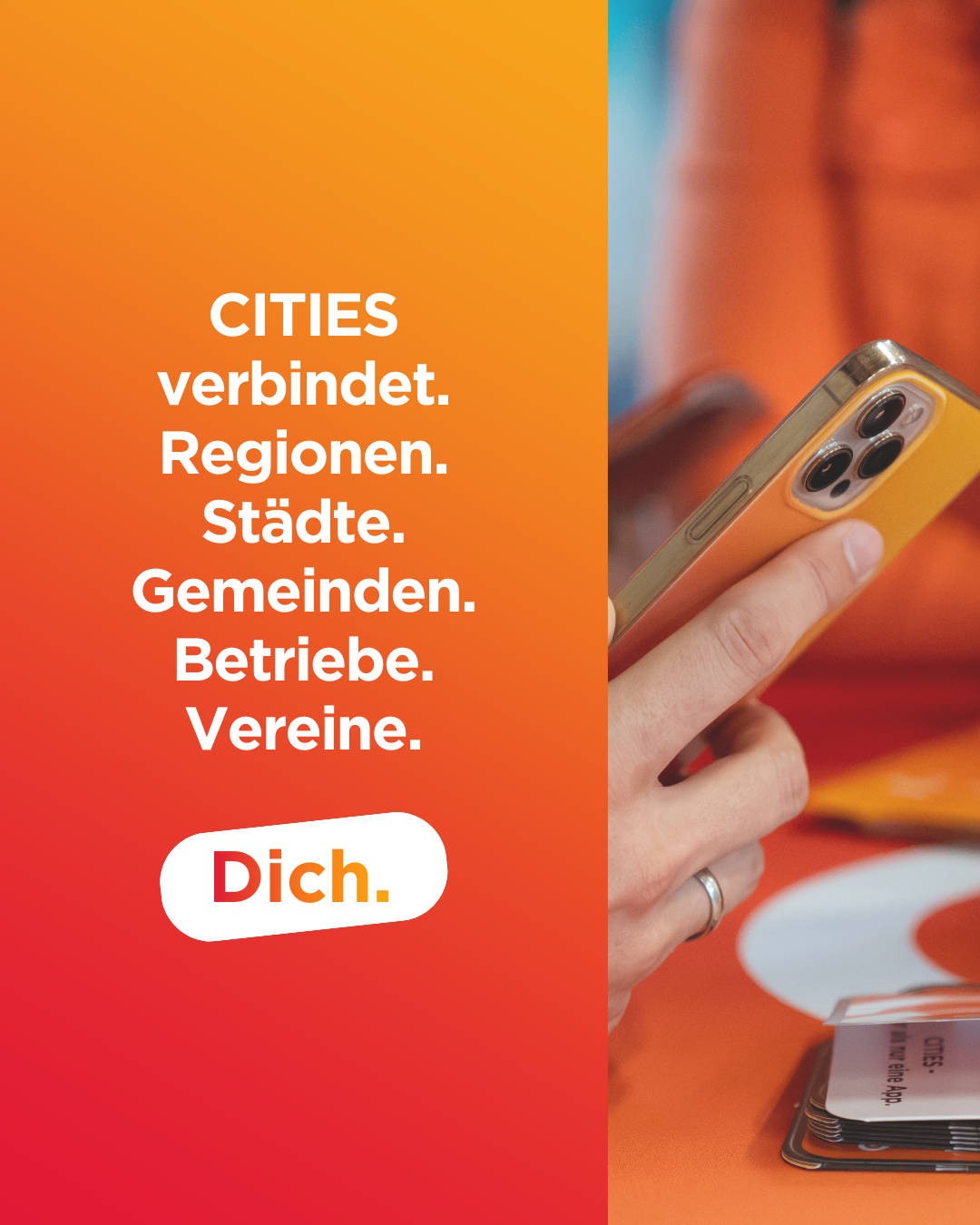 Eine Hand hält eine gelbe iPhone-Hülle mit dem Text 'Städte verbinden. Regionen. Städte. Gemeinden. Betriebe. Vereine.' Der Hintergrund ist orange mit dem Wort 'Dich' in Weiß.