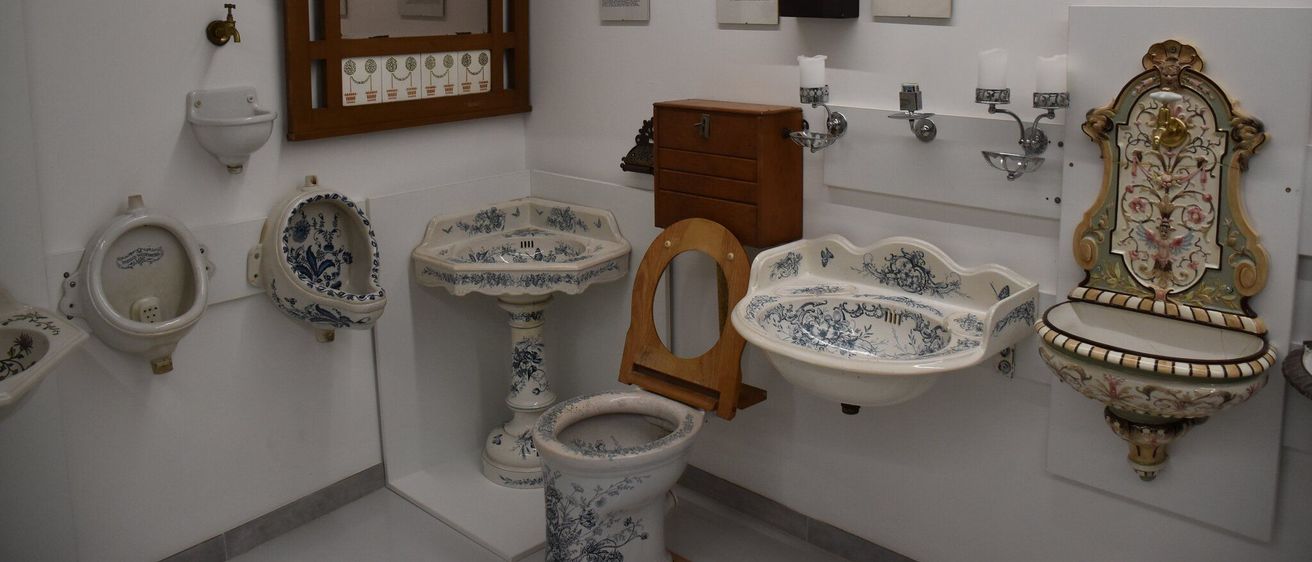 Bild enthält, Sink, Sink Faucet, Indoors, Candle, Face, Person, Room, Toilet, Art, Painting