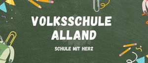 Eine Tafel zeigt den Text 'Volksschule Alland Schule mit Herz' mit Bleistiften und einem Büroklammer im Hintergrund.