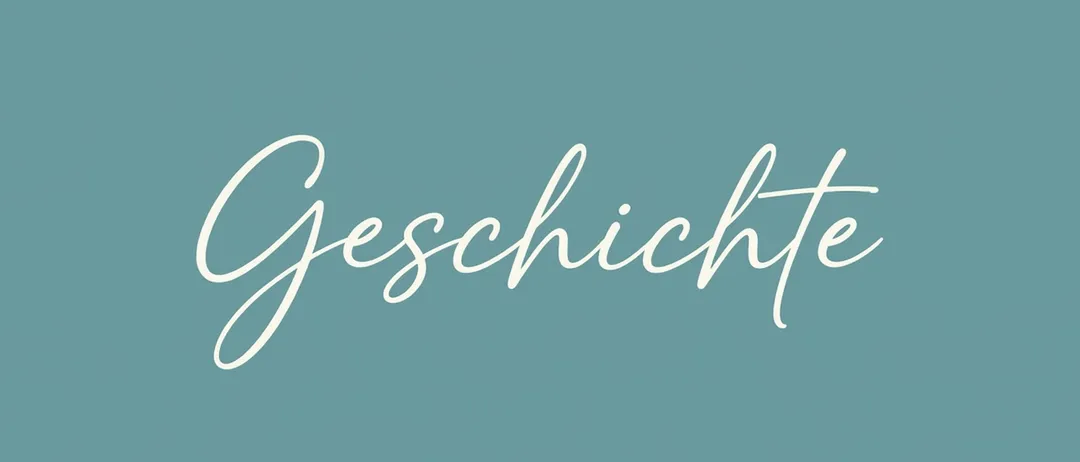 Ein blauer Hintergrund mit dem Wort 'Geschichte' in weißer kursiver Schrift. Das Wort ist leicht verschwommen.